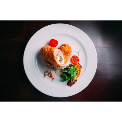 Хрустящий цыпленок в темпуре с овощами и соусом из томатов 